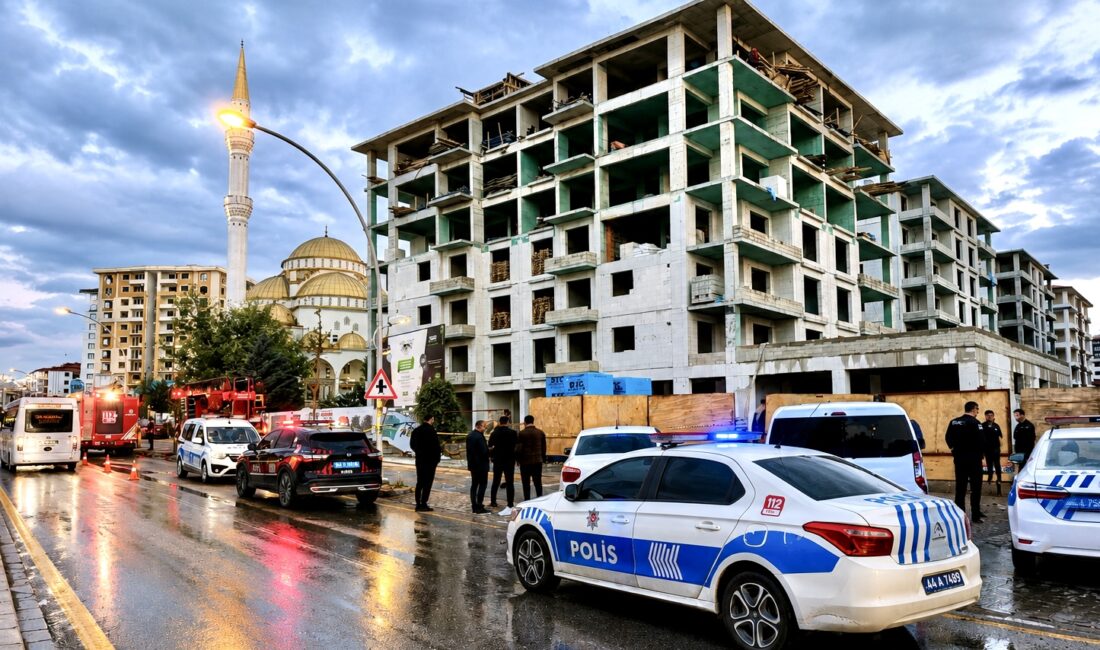 Malatya’da alacaklarını alamadıklarını iddia eden inşaat işçileri, çıktıkları binanın çatısında