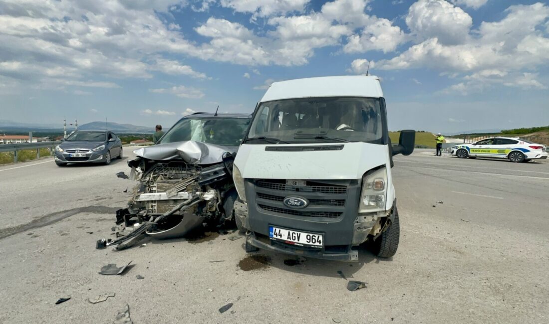 Bhhh Malatya’da minibüs ile hafif ticari aracın çarpıştığı trafik kazasında 8