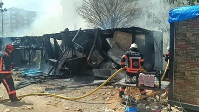 Malatya’nın Yeşilyurt ilçesinde şantiye alanında çıkan yangında işçilerin barınma amacıyla