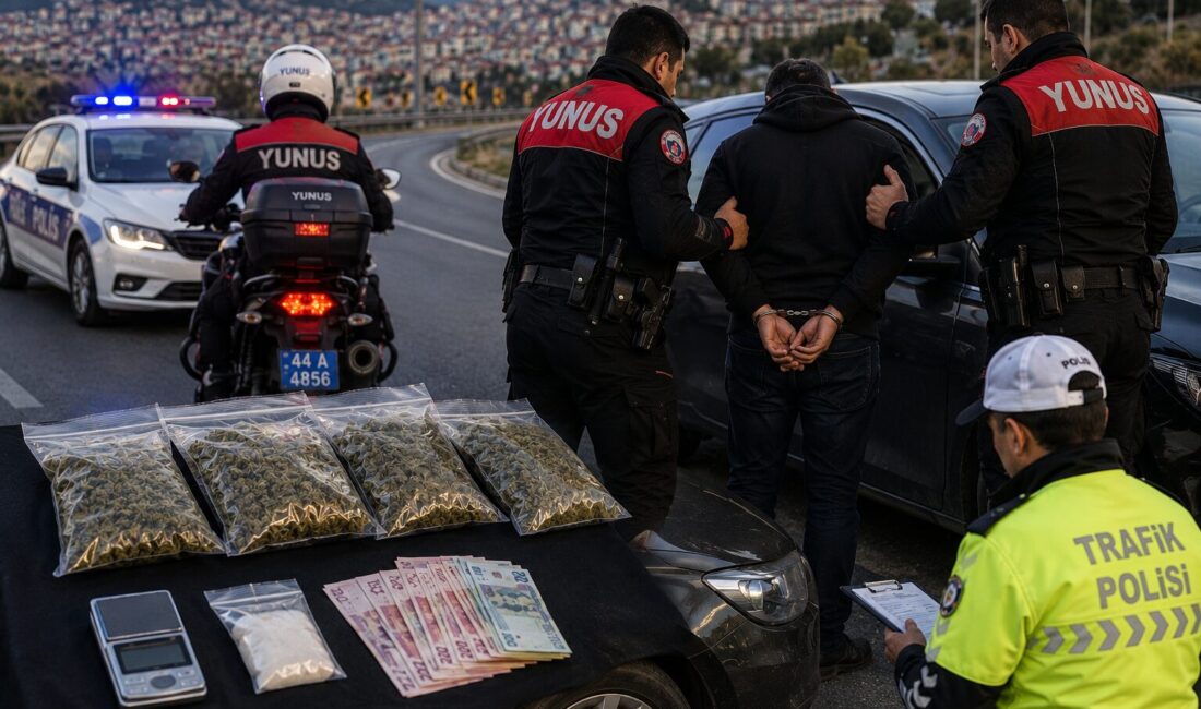 Cezaevi Firarisi Yunus Timlerinden Kaçamadı Malatya’da yunus polis timlerinin durdurmak istediği otomobille kaçan cezaevi firarisi,