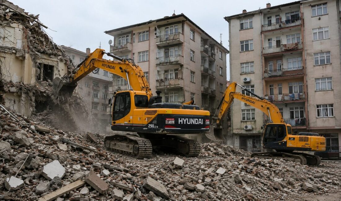 Deprem bölgelerinde ağır hasarlı ve riskli yapılara ilişkin açılan binlerce