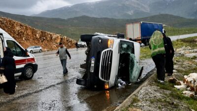 Malatya’nın Doğanşehir ilçesinde kontrolden çıkan yolcu minibüsünün devrilmesi sonucu 12