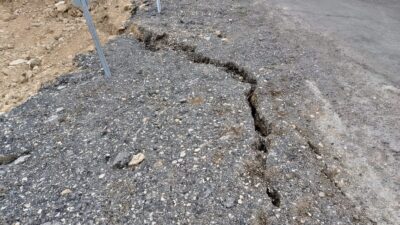 Darende-Günpınar-Elbistan yolunda meydana gelen zemin çökmeleri sürücüler için risk oluşturmaya