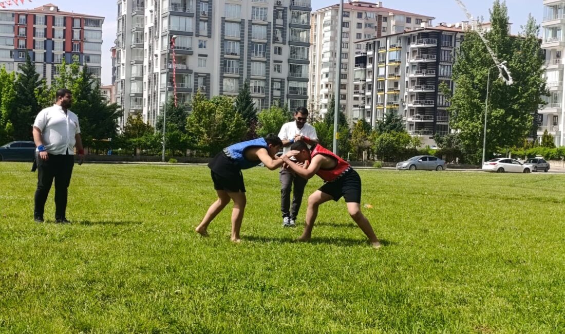 Er Meydanında Nefes Kesen Mücadele Malatya’da düzenlenen Okul Sporları Geleneksel Güreşler Karakucak ve Aba Müsabakaları,