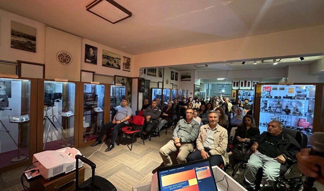 Fotoğrafın Hafızası Malatya’da Konuşuldu Malatya’da fotoğraf sanatına ilgi duyan isimler, düzenlenen “Fotoğraf Okuma Günleri”
