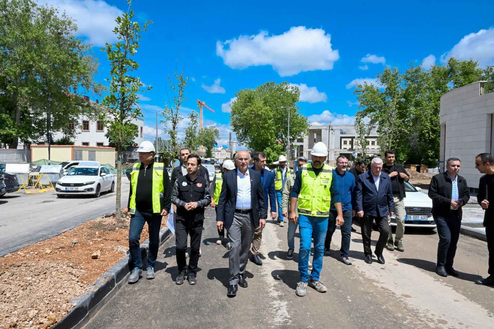 Fuzuli Caddesi Bayram Öncesi Trafiğe Açıldı Malatya Büyükşehir Belediye Başkanı Sami Er, yeniden düzenlenen Fuzuli Caddesi’nin