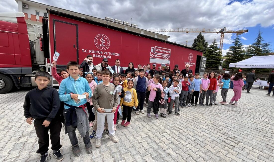 Gezen Sinema Tırı Hekimhan’da Çocuklarla Buluştu “Sağlıklı Çocuk Sağlıklı Gelecek” projesi kapsamında Malatya’nın Hekimhan ilçesinde etkinlik