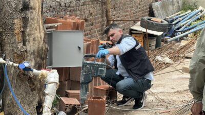 Malatya’da yerinde dönüşüm kapsamında devam eden inşaatta çalışan bir işçi,