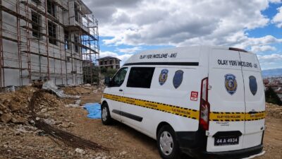 Malatya’nın Yeşilyurt ilçesinde villa inşaatında yüksekten düşen işçi ağır yaralandı.