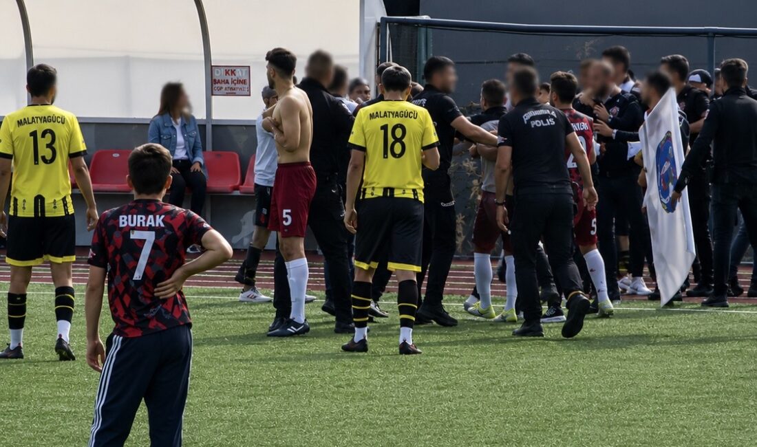 Malatya 2. Amatör Kümede Olaylı Maç Malatyagücü ile Doğanyol Belediyespor arasında oynanan karşılaşma 2-2 sona ererken,
