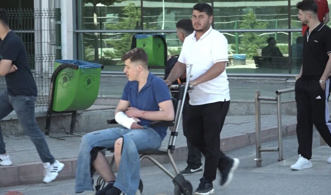 Malatya’da Acemi Kasaplar Hastanelik Oldu Kurban Bayramı’nın ilk gününde Malatya’da yine “acemi kasap” manzaraları yaşandı.