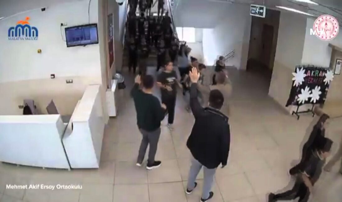 Malatya’da deprem paniği okul kameralarına yansıdı Malatya’da meydana gelen 5.6 büyüklüğündeki deprem sırasında okullarda büyük panik