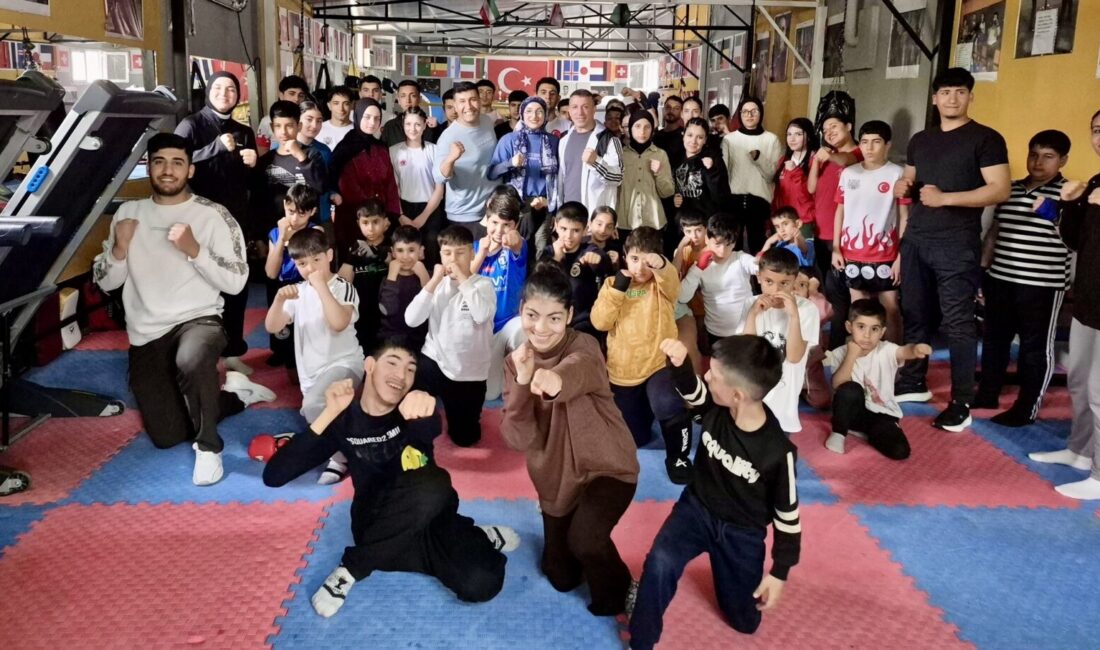 Adıyaman’da düzenlenen Muay Thai Dostluk Turnuvası’nda Malatya ekibi takım halinde