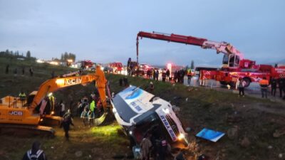 Malatya’dan Adıyaman istikametine giden yolcu otobüsünün Doğanşehir ilçesinde yaptığı kazada
