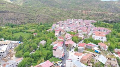 Malatya Büyükşehir Belediyesi, Pütürge ilçe merkezinde yürüttüğü sıcak asfalt çalışmalarını