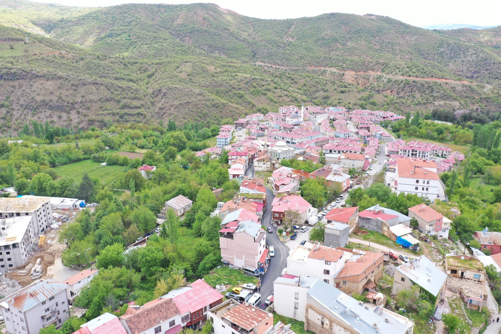 Pütürge Merkezde Sıcak Asfalt Çalışması Tamamlandı Malatya Büyükşehir Belediyesi, Pütürge ilçe merkezinde yürüttüğü sıcak asfalt çalışmalarını