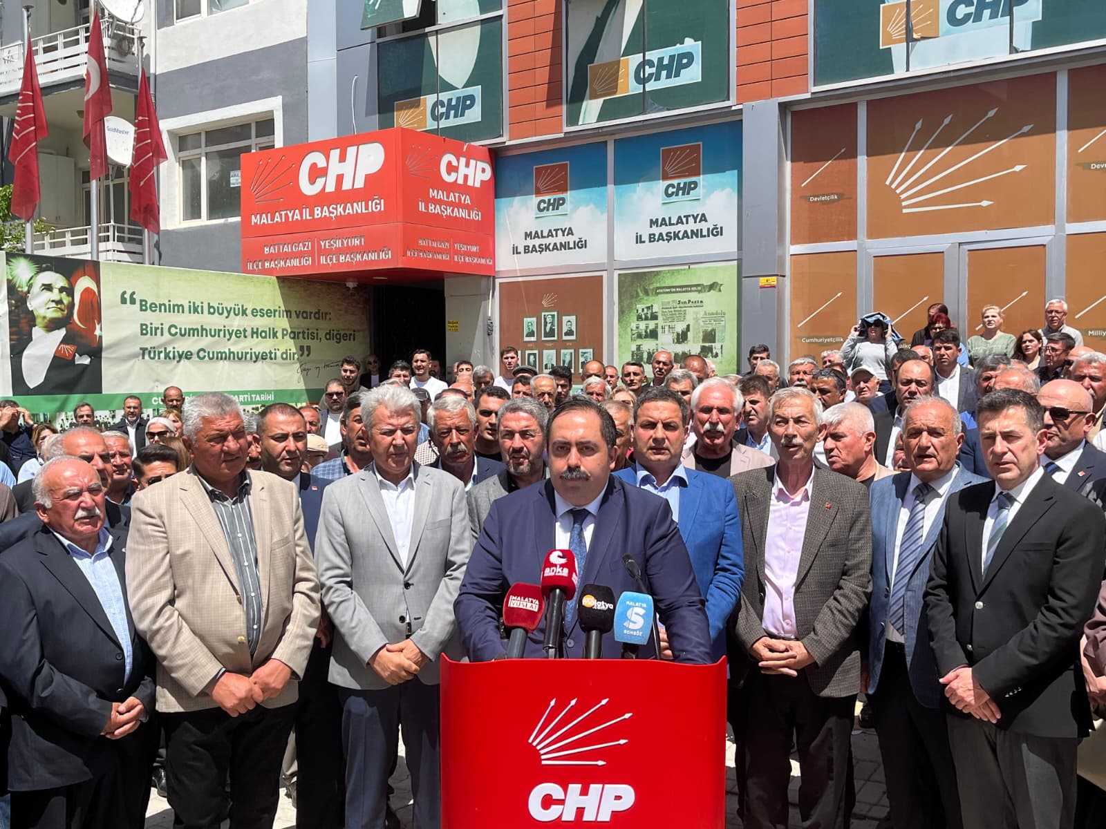 Cumhuriyet Halk Partisi (CHP) Malatya İl Başkanlığı önünde düzenlenen basın