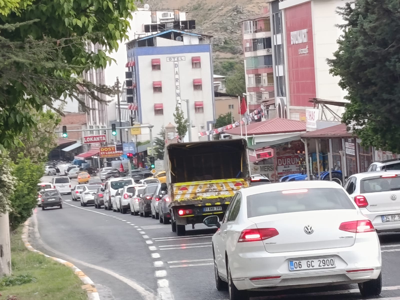 Yollarda Bayram Yoğunluğu Yaşanıyor Malatya’nın Darende ilçesinden geçen D-300 Devlet Karayolu’nda, Kurban Bayramı tatilinin