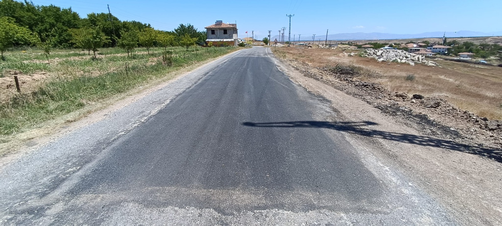Malatya Büyükşehir Belediyesi, Akçadağ’ın farklı mahallelerinde yol yapım, bakım ve