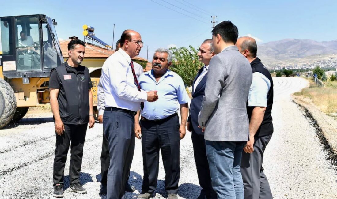 Yeşilyurt Belediyesi, kırsal mahallelerde ulaşım altyapısını güçlendirmek amacıyla yol iyileştirme