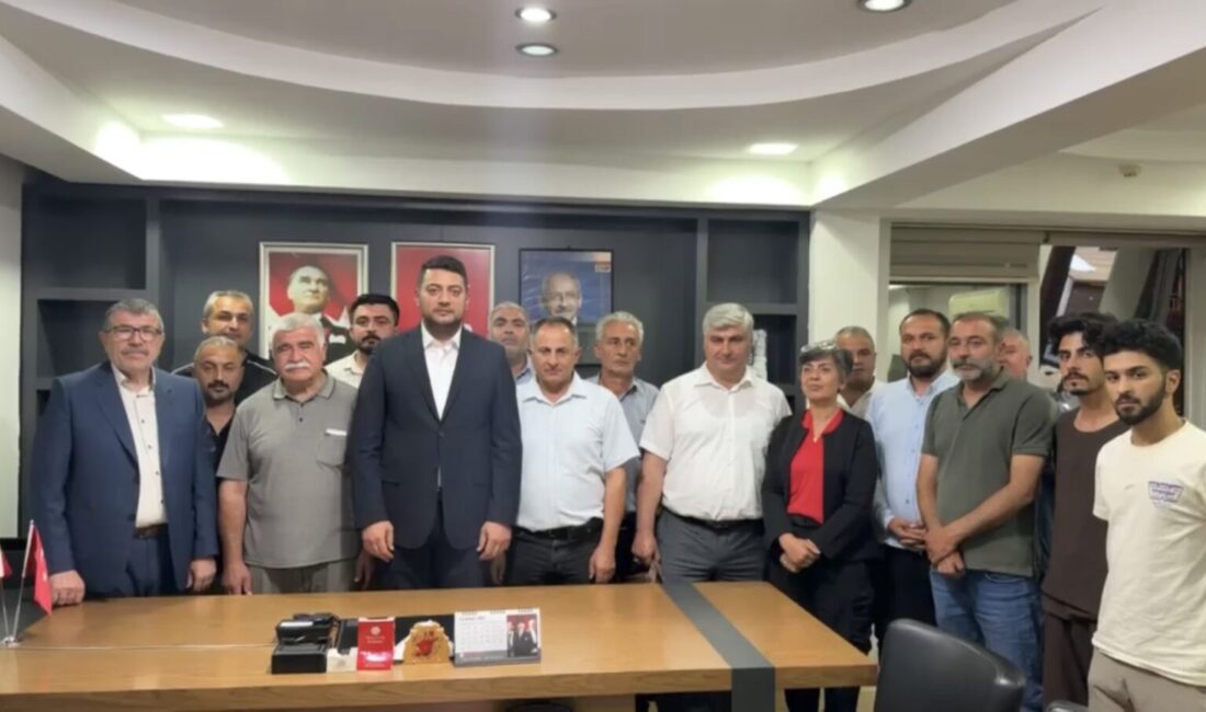 CHP Malatya’da Yeni Yönetim İl Binasını Teslim Aldı CHP Malatya İl Başkanlığı görevine atanan Hakan Satılmış ve beraberindekiler,