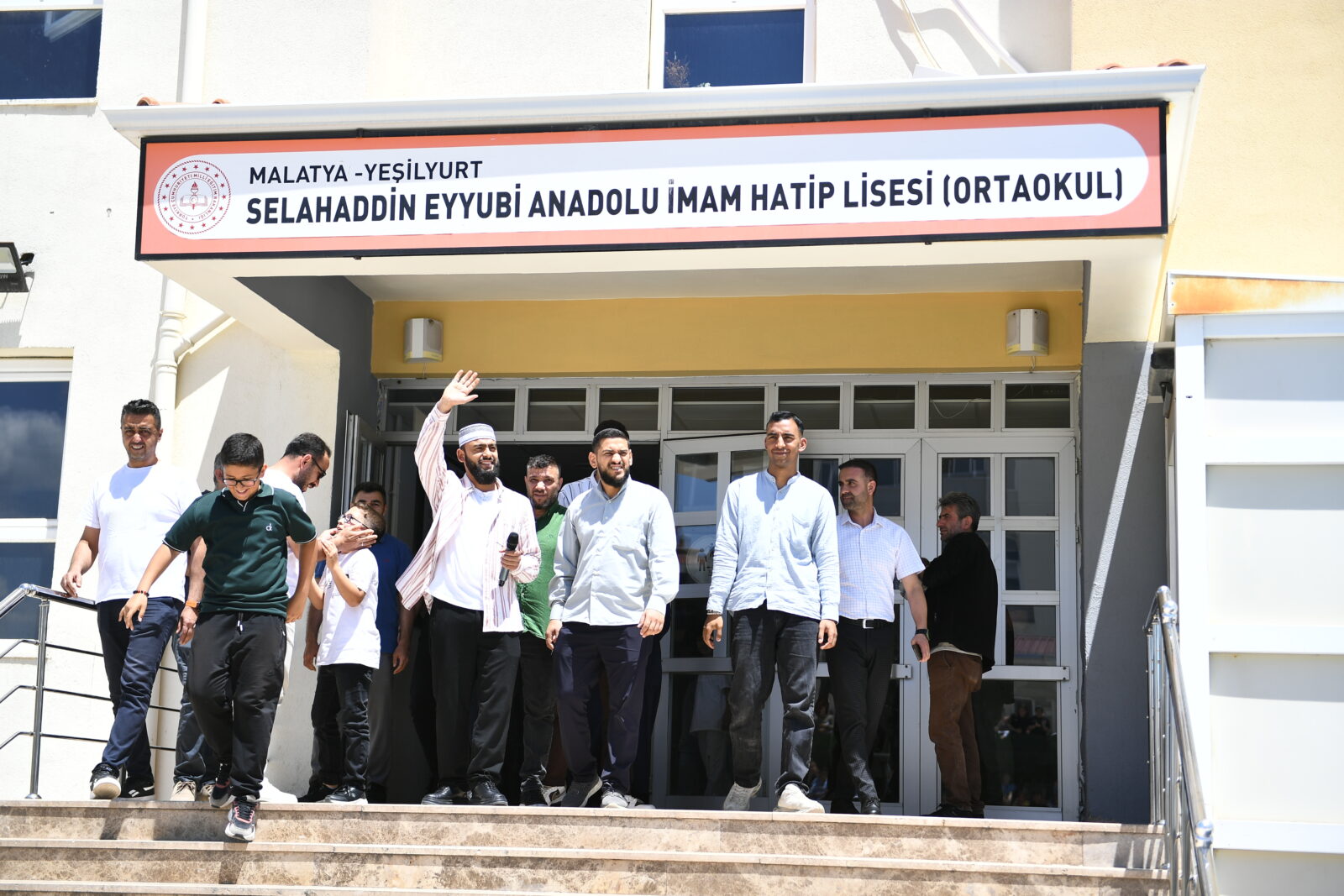 Sosyal medyada seslendirdiği ilahilerle geniş kitlelerin beğenisini kazanan ilahi sanatçısı