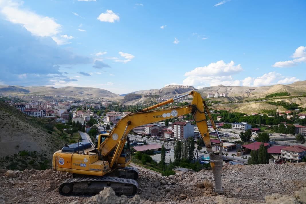 Darende Belediye Başkanı Alican Bozkurt, yapımı devam eden Darende Millet
