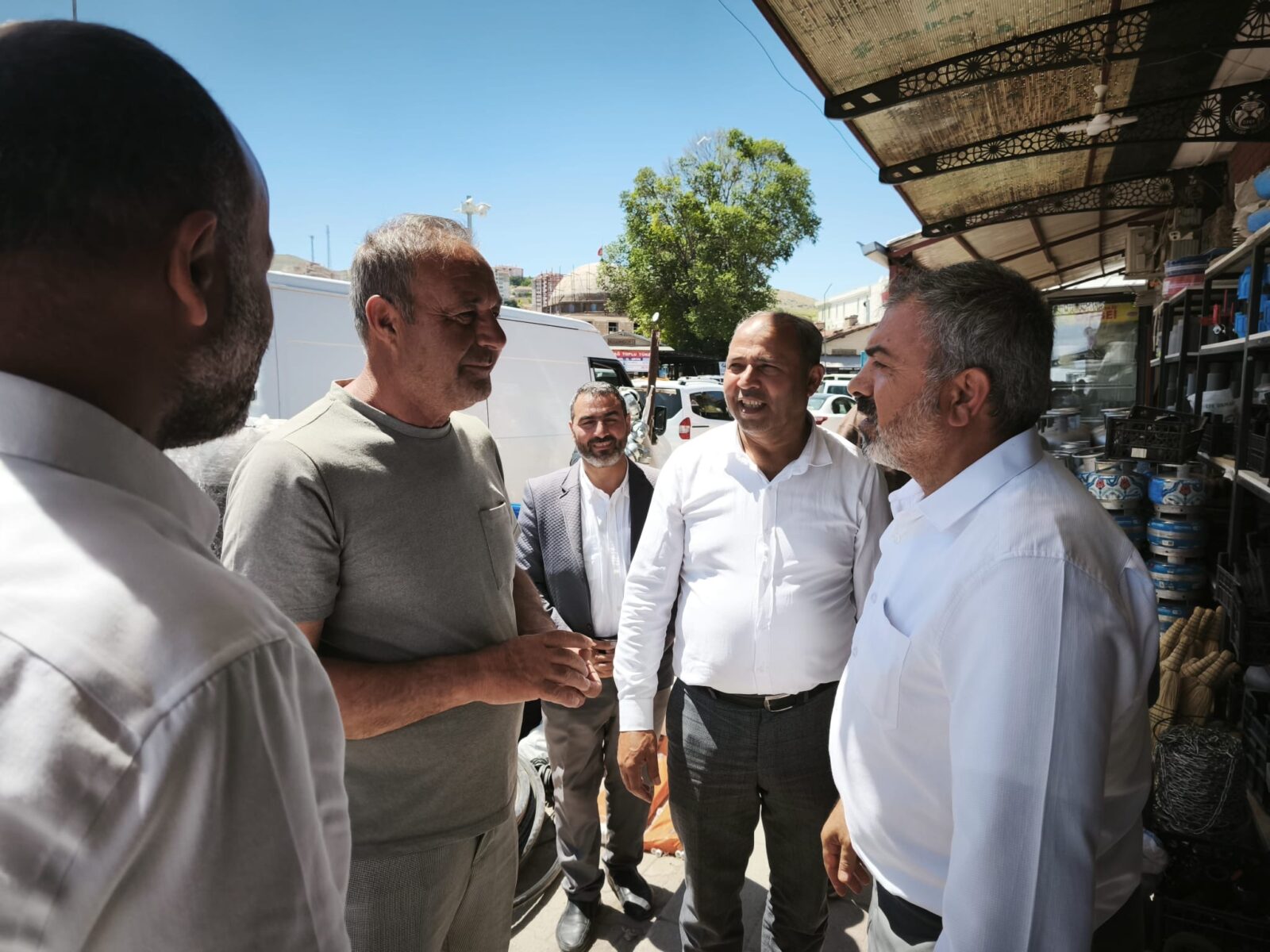 HÜDA PAR Heyeti Akçadağ’da Esnafın Nabzını Tuttu HÜDA PAR Malatya İl Başkanı Behçet Sevgili ve beraberindeki heyet,