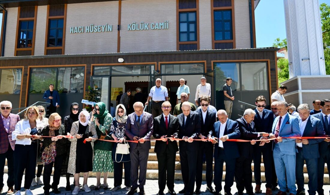 Hacı Hüseyin Kölük Camii Dualarla İbadete Açıldı Malatya’da yapımı tamamlanan Hacı Hüseyin Kölük Camii, düzenlenen törenle ibadete