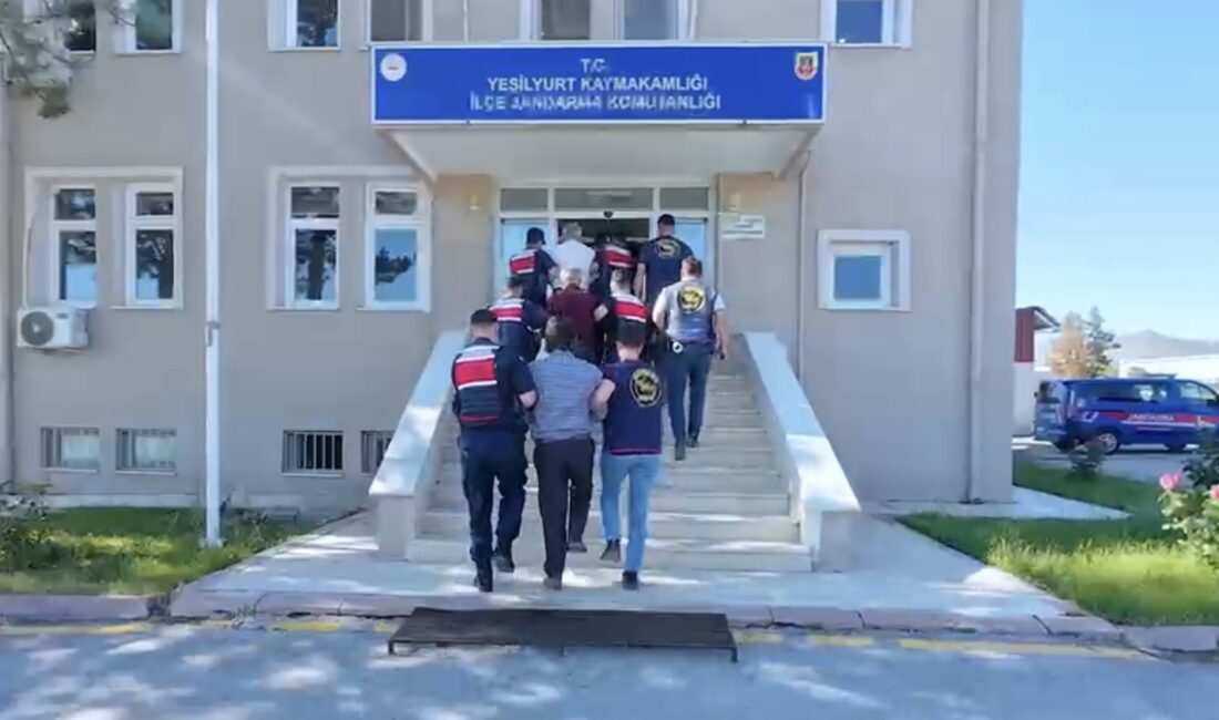 JASAT’tan Cinayet Hükümlülerine Operasyon: 60 Yıllık Ceza ile Aranan 2 Firari Yakalandı Malatya’da Jandarma Suç Araştırma Timleri (JASAT) tarafından düzenlenen operasyonda, haklarında
