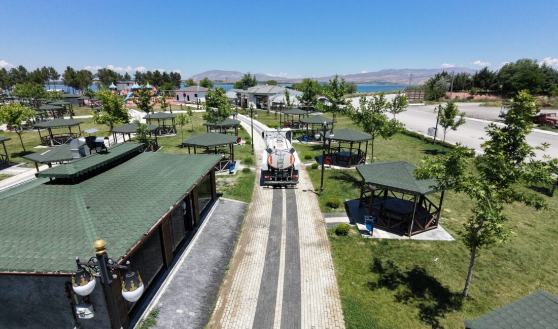 Kırkgöz Sahil Parkı’nda Yaz Temizliği Battalgazi Belediyesi ekipleri, yaz aylarında vatandaşların yoğun olarak kullandığı Kırkgöz