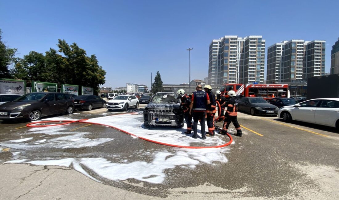 MalatyaPark Alışveriş ve Yaşam Merkezi’nin açık otoparkında park halindeki SUV