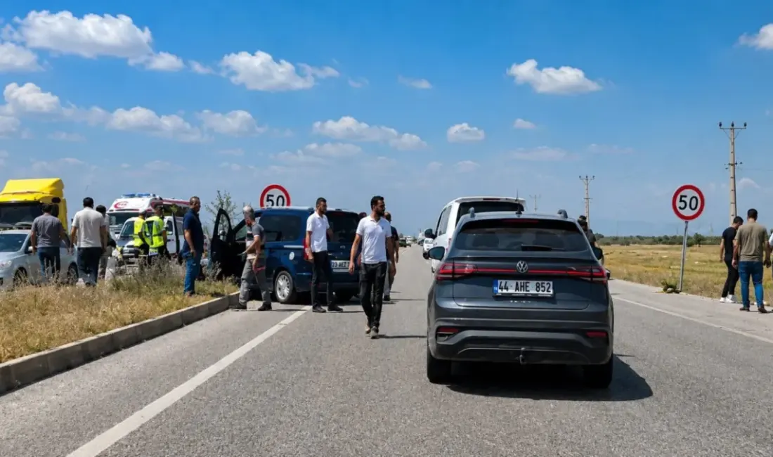 Malatya-Sivas Karayolu’nda iki hafif ticari aracın çarpışması sonucu meydana gelen