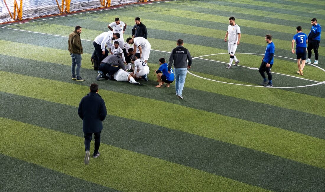Malatya’da Halı Sahada Hayat Kurtaran Müdahale Malatya’da bir halı sahada maç sonrası fenalaşan genç sporcu, tesis