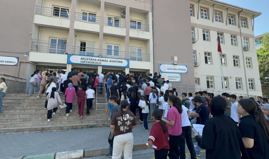 Malatya’da LGS Maratonu Başladı Malatya’da 10 bin 109 öğrencinin katıldığı Liselere Geçiş Sınavı (LGS)