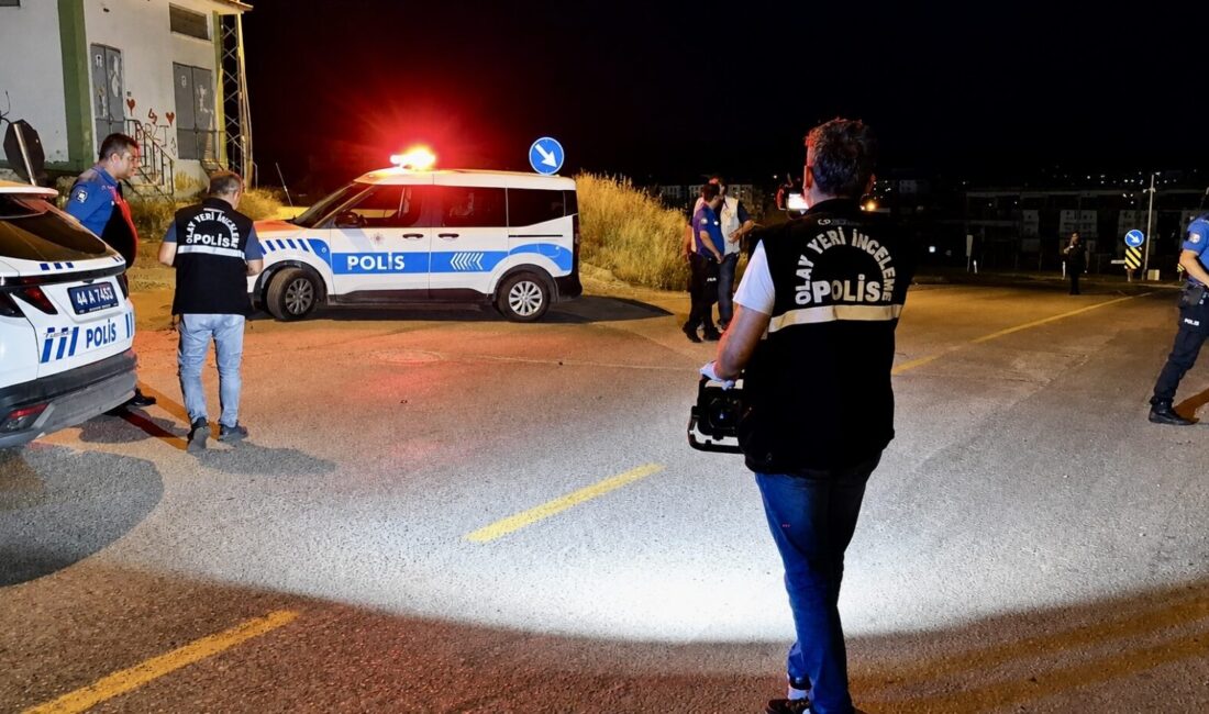 Sokak Ortasında Silahlı Saldırı: 2 Yaralı Malatya’da motosikletli iki şahsın pompalı tüfekle açtığı ateş sonucu 2