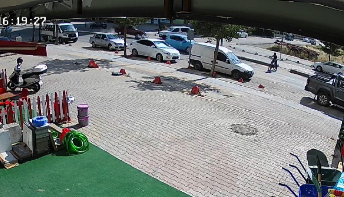 Tandoğan Mahallesi’nde yaya geçidinde bisikletliye yol vermek için duran otomobile