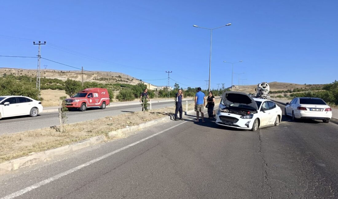 Arguvan Kavşağı’nda Lastik Patladı, Otomobil Karşı Şeride Geçti Malatya’da Arguvan Kavşağı’nda seyir halindeki otomobilin lastiğinin patlaması sonucu kontrolden