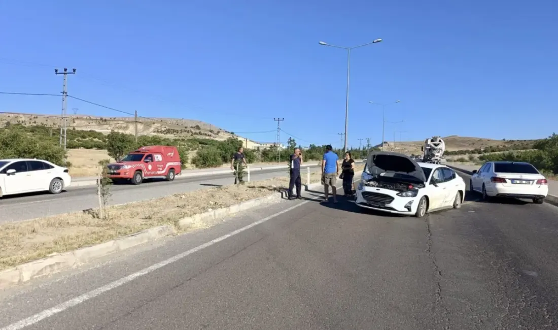 Malatya’da Arguvan Kavşağı’nda seyir halindeki otomobilin lastiğinin patlaması sonucu kontrolden
