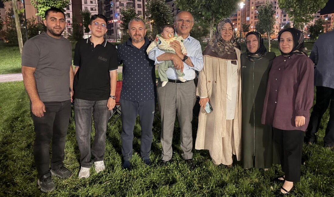 Başkan Er vatandaşlarla buluştu: Altyapı, konut ve gastronomi mesajı Malatya Büyükşehir Belediye Başkanı Sami Er, Yüzüncü Yıl Kent Parkı’nda
