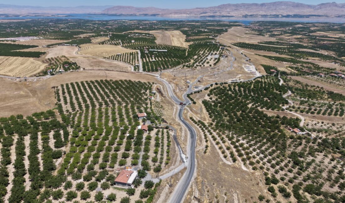 Battalgazi’de Asfalt Çalışmaları Sürüyor Battalgazi Belediyesi Fen İşleri Müdürlüğü ekipleri, Yarımcahan Mahallesi’nde sathi kaplama