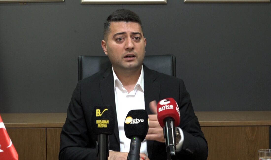 CHP Malatya İl Başkanı Hakan Satılmış, parti binasında düzenlediği basın