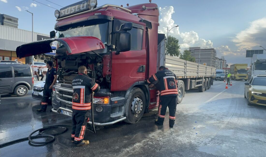 Çevreyolu’nda seyir halindeyken ön kısmından dumanlar yükselen tırda çıkan yangın,