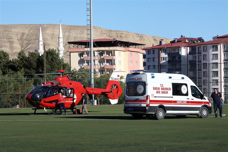 Darende’de Yüksekten Düşen 22 Yaşındaki Genç Yaralandı Malatya’nın Darende ilçesinde yüksekten düşen 22 yaşındaki H.C. yaralandı. Yaralı