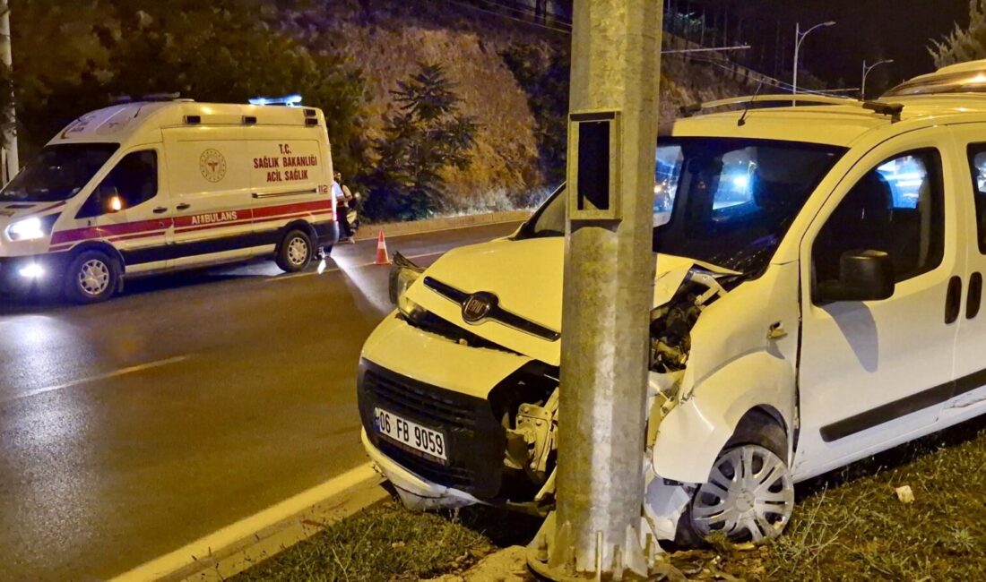 Malatya’da kontrolden çıkan hafif ticari aracın orta refüjdeki aydınlatma direğine