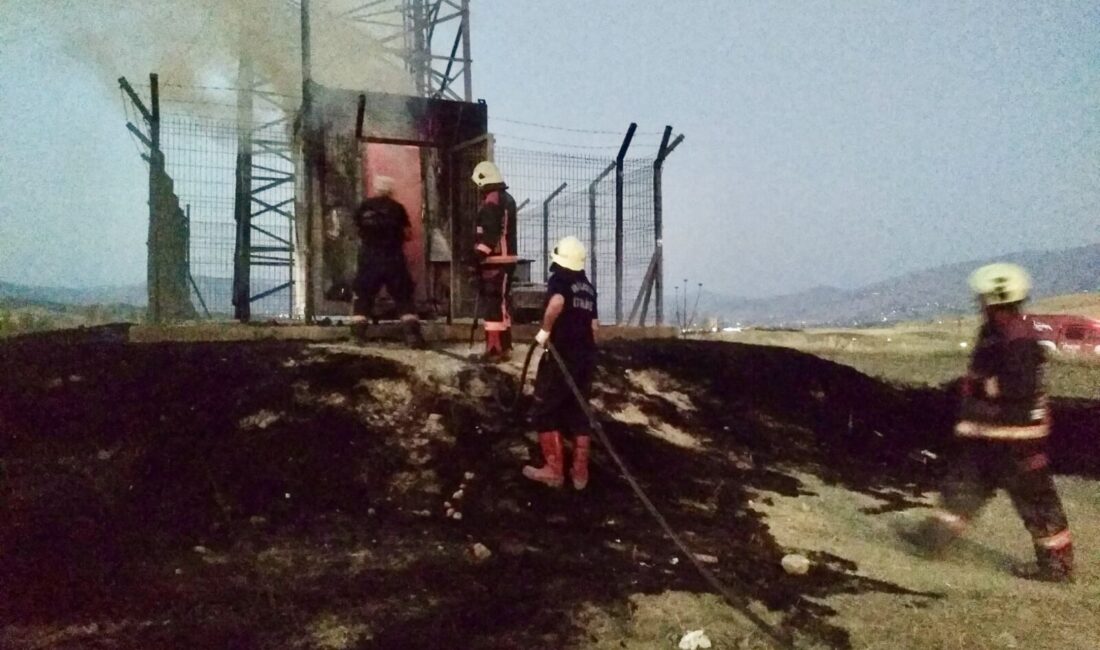 Malatya-Elazığ yolu üzerindeki baz istasyonunda çıkan yangın, itfaiye ekiplerinin müdahalesiyle