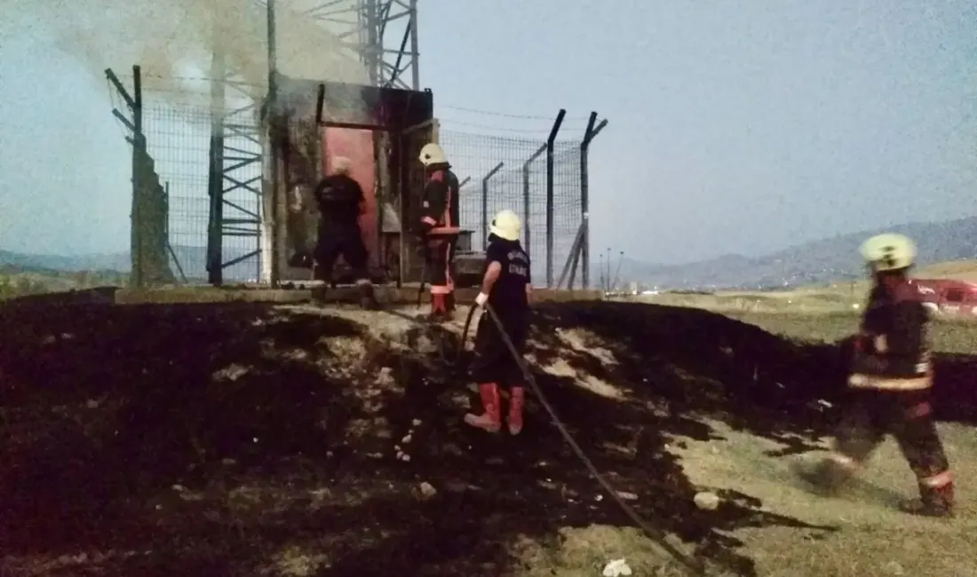 Malatya-Elazığ yolu üzerindeki baz istasyonunda çıkan yangın, itfaiye ekiplerinin müdahalesiyle