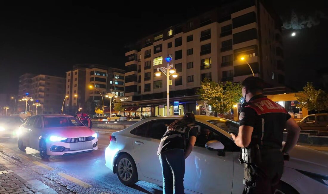 Malatya’da “Huzur 44” Uygulaması: 2 Bin 633 Kişi Sorgulandı Malatya’da 13 ilçede eş zamanlı düzenlenen “Huzur 44” uygulamasında 2
