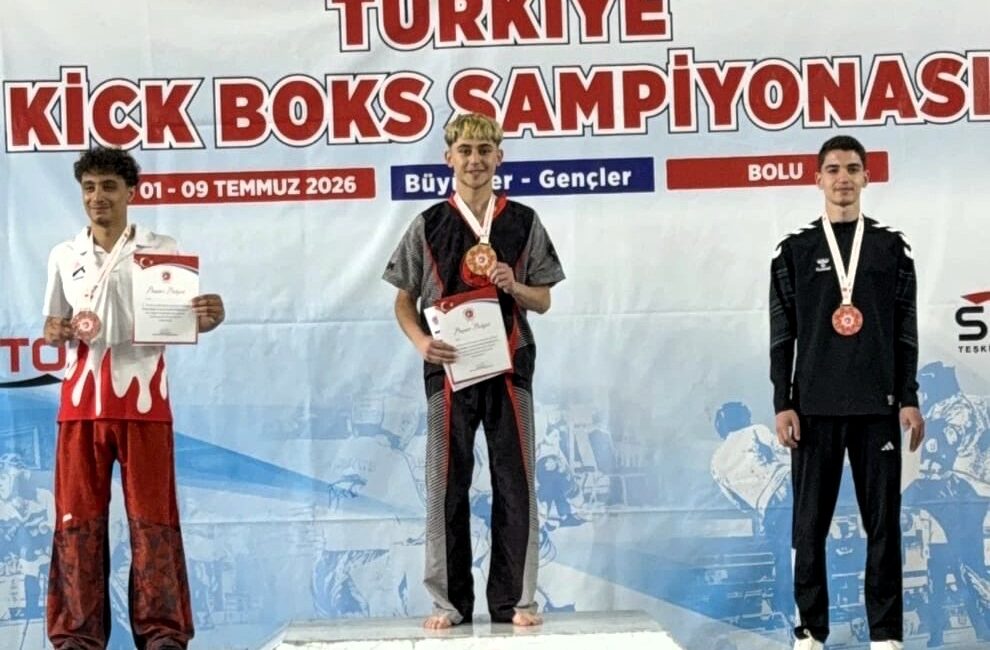 Bolu’da düzenlenen Türkiye Kick Boks Şampiyonası’na 4 sporcuyla katılan Malatyalı