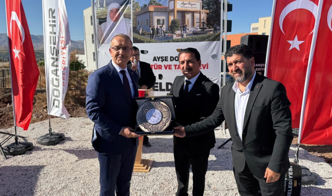 Türk Halk Müziği sanatçısı Latif Doğan, merhume annesi Ayşe Doğan